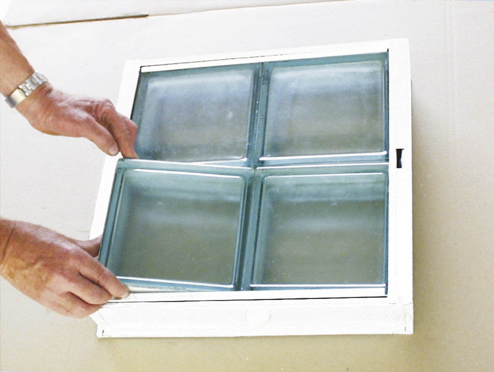 Finestra/telaio per ventilazione, ribaltabile e basculante per 1 mattone di vetro misura cm 19x19x8. Dimensioni: cm 21,5x22,5x8 - 7