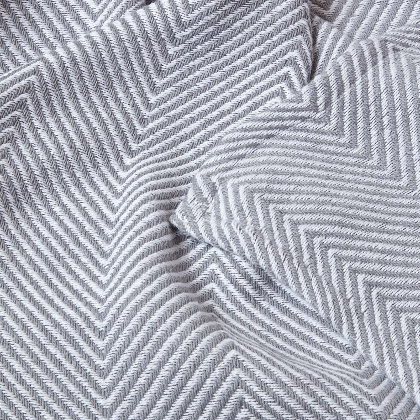 Homescapes Plaid ou jeté de canapé Halden gris à motif chevrons en coton, 225 x 255 cm - 5