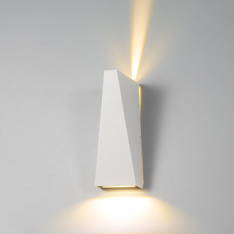 Nowoczesny kinkiet zewnętrzny LED z metalu, 10 W, oświetlenie skierowane w górę i w dół, wodoodporny IP65, idealny na taras, do baru, na dziedziniec.