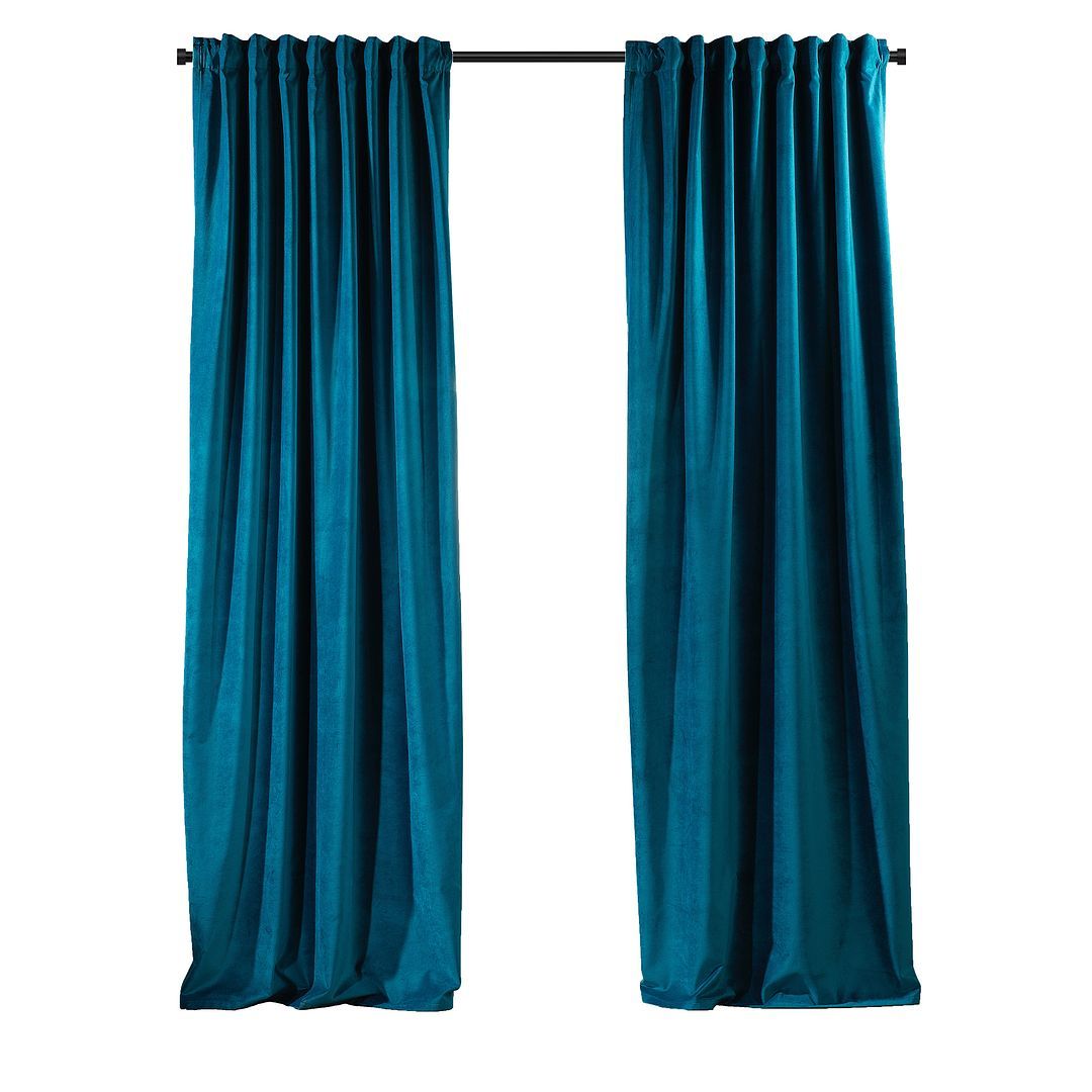 Las Cortinas Del Palacio Son De Terciopelo Azul