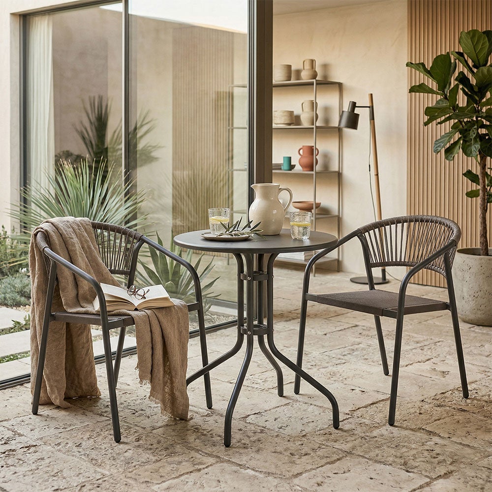 Conjunto com mesa redonda em metal e duas cadeiras empilháveis em metal, textilene e corda cinza - 7