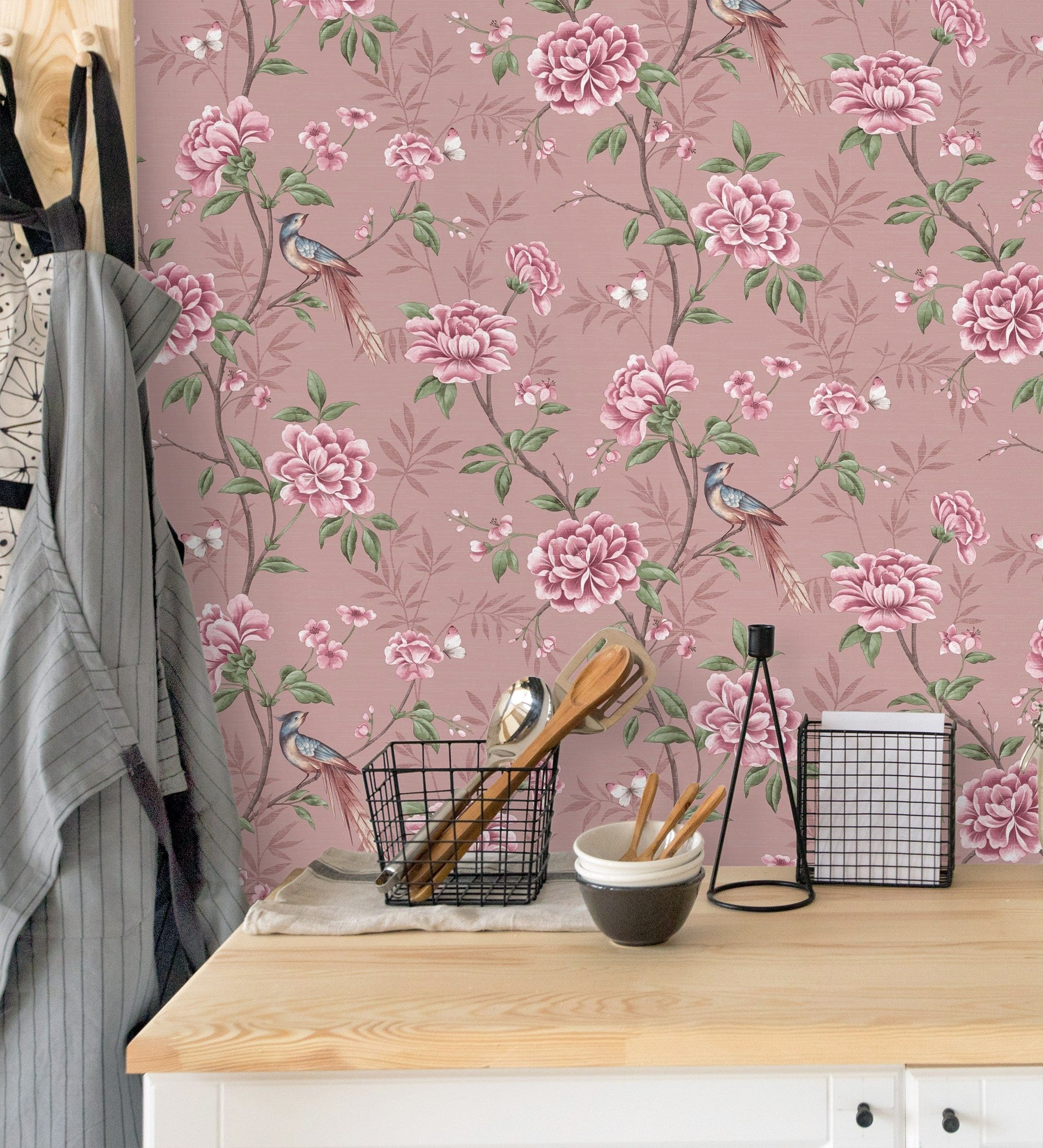 Papier peint d'oiseaux et fleurs sur fond texturé effect fibre végétale rose - Nora Garden 681990 de GAULAN - Rouleaux de 10 m x 0,52 m - 8