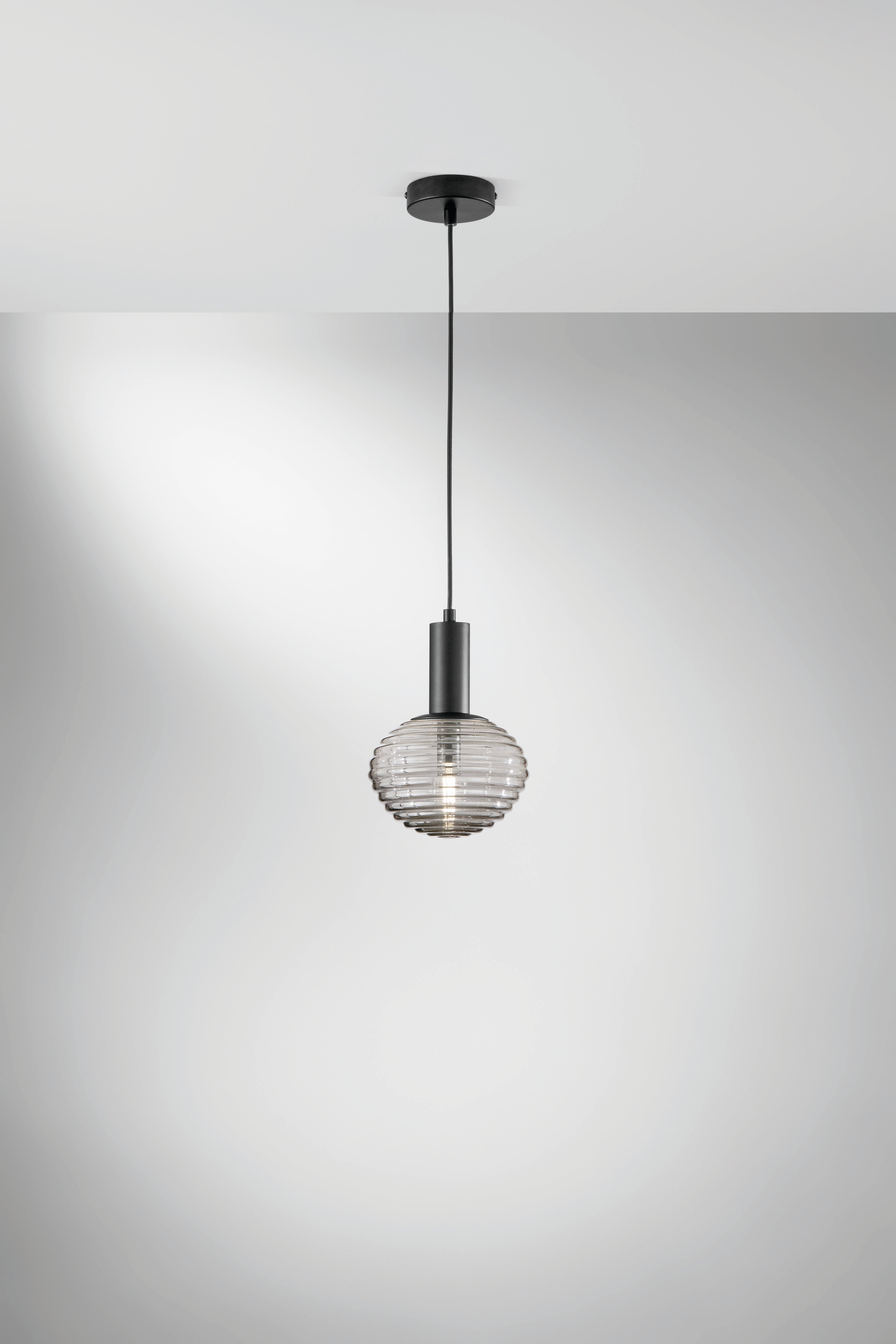 Suspension RIPPLE en métal noir et verre fumé 150x18 cm. | Leroy Merlin
