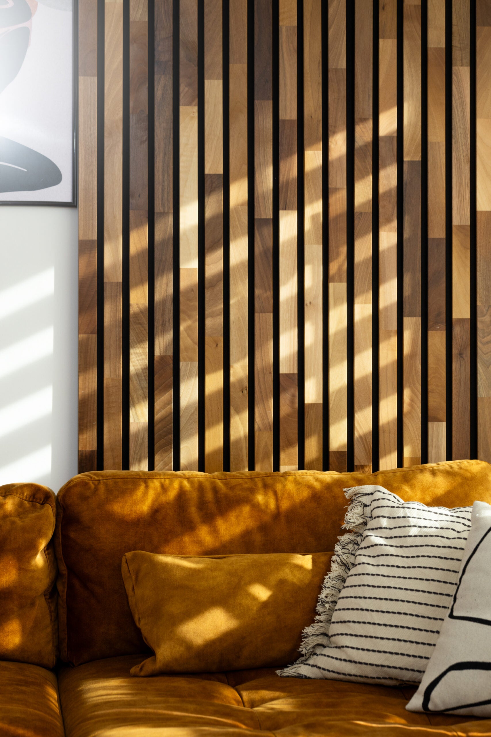 Panneau Tasseau Acoustique en Bois - Noyer Massif - 2400x600mm - Lattes 40mm, Support en Feutre Noir - 2