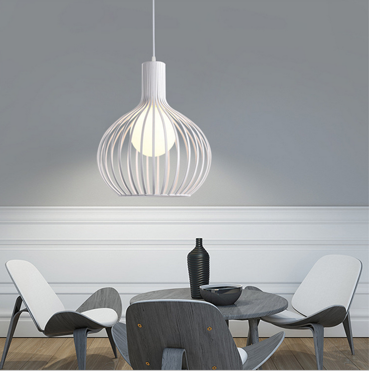 Lampadario moderno a soffto in metallo con paralume in