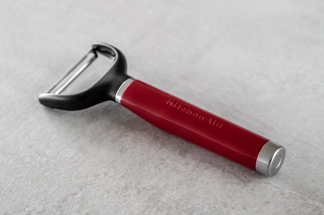 KitchenAid Sbuccia Patate, Pela patate e verdure a Lama Girevole in Acciaio Inossidabile - Color Rosso Imperiale | Leroy Merlin KitchenAid Sbuccia Patate, Pela patate e verdure a Lama Girevole in Acciaio Inossidabile - Color Rosso Imperiale | Leroy Merlin