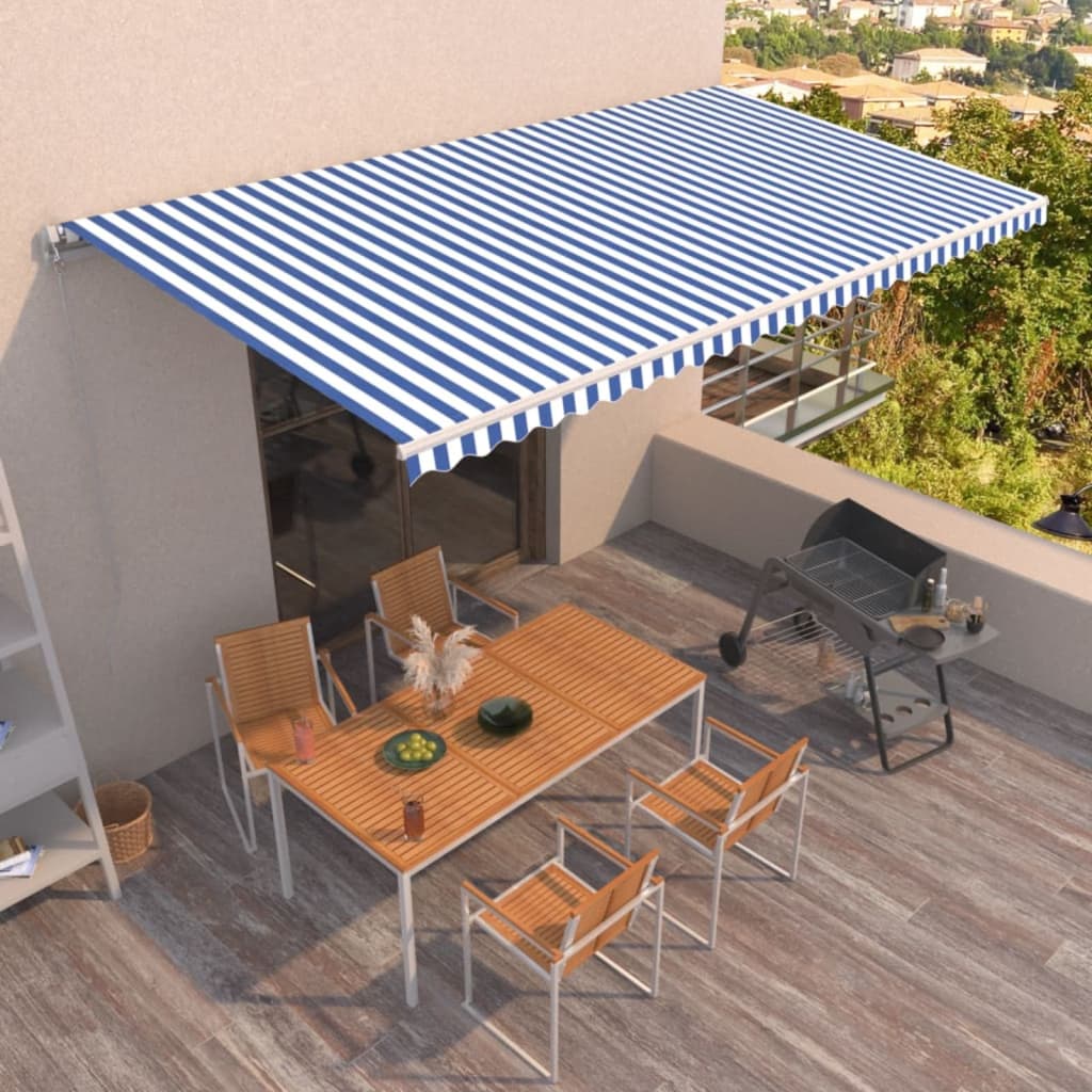 Toldo manual retráctil de 600x350 cm, azul y blanco.