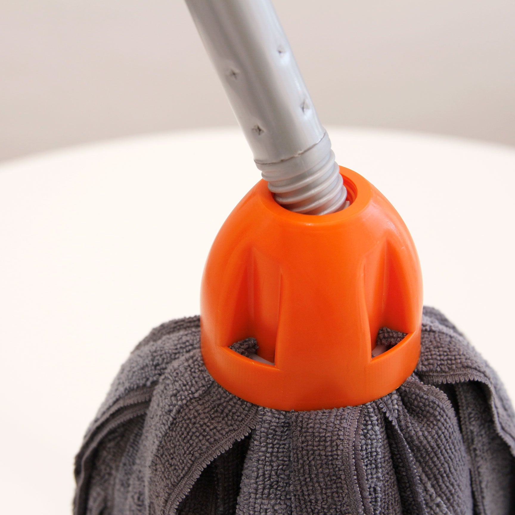 MAYA Fregona MAX PRO Tiras. Limpieza para Todo Tipo de Suelos. 100 % Microfibra. Super Absorbente y No Raya. Rosca Universal. (Naranja) - 6