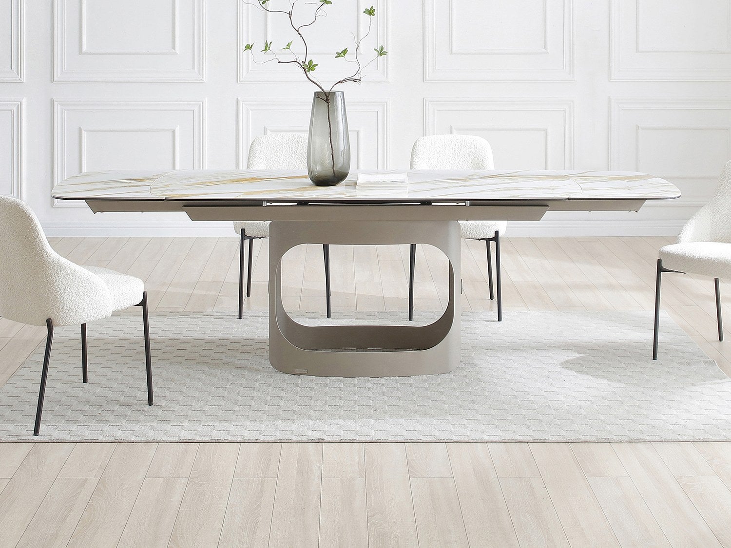 Rozkładany stół jadalniany dla 6–10 osób z ceramiki, hartowanego szkła i metalu w kolorze taupe – efekt białego marmuru – DAVULO od Maison Céphy.