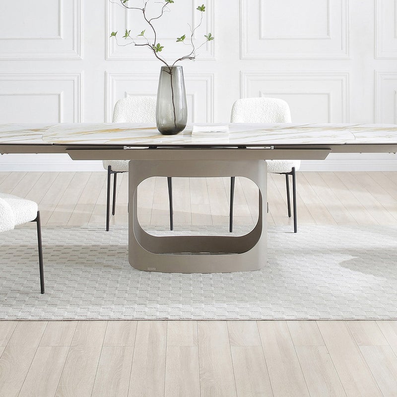 Rozkładany stół jadalniany dla 6–10 osób z ceramiki, hartowanego szkła i metalu w kolorze taupe – efekt białego marmuru – DAVULO od Maison Céphy.