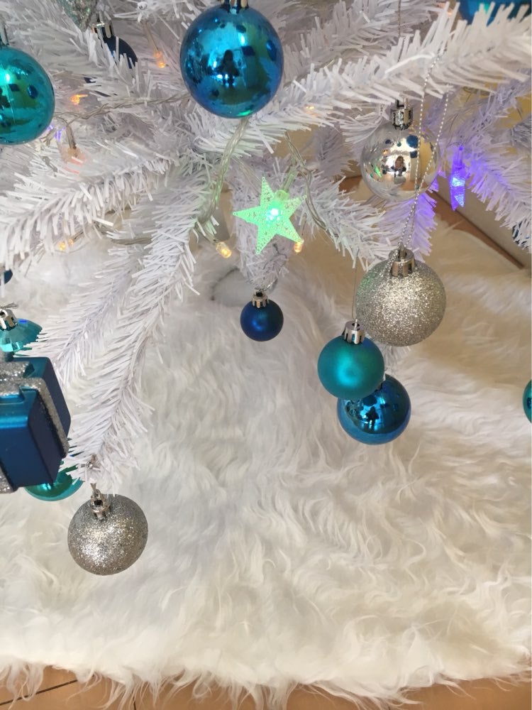 Falda de árbol de Navidad de felpa blanca pura (grande, 122 cm), decoración para árbol de Navidad, cubierta de árbol de piel artificial blanca, decora - 5