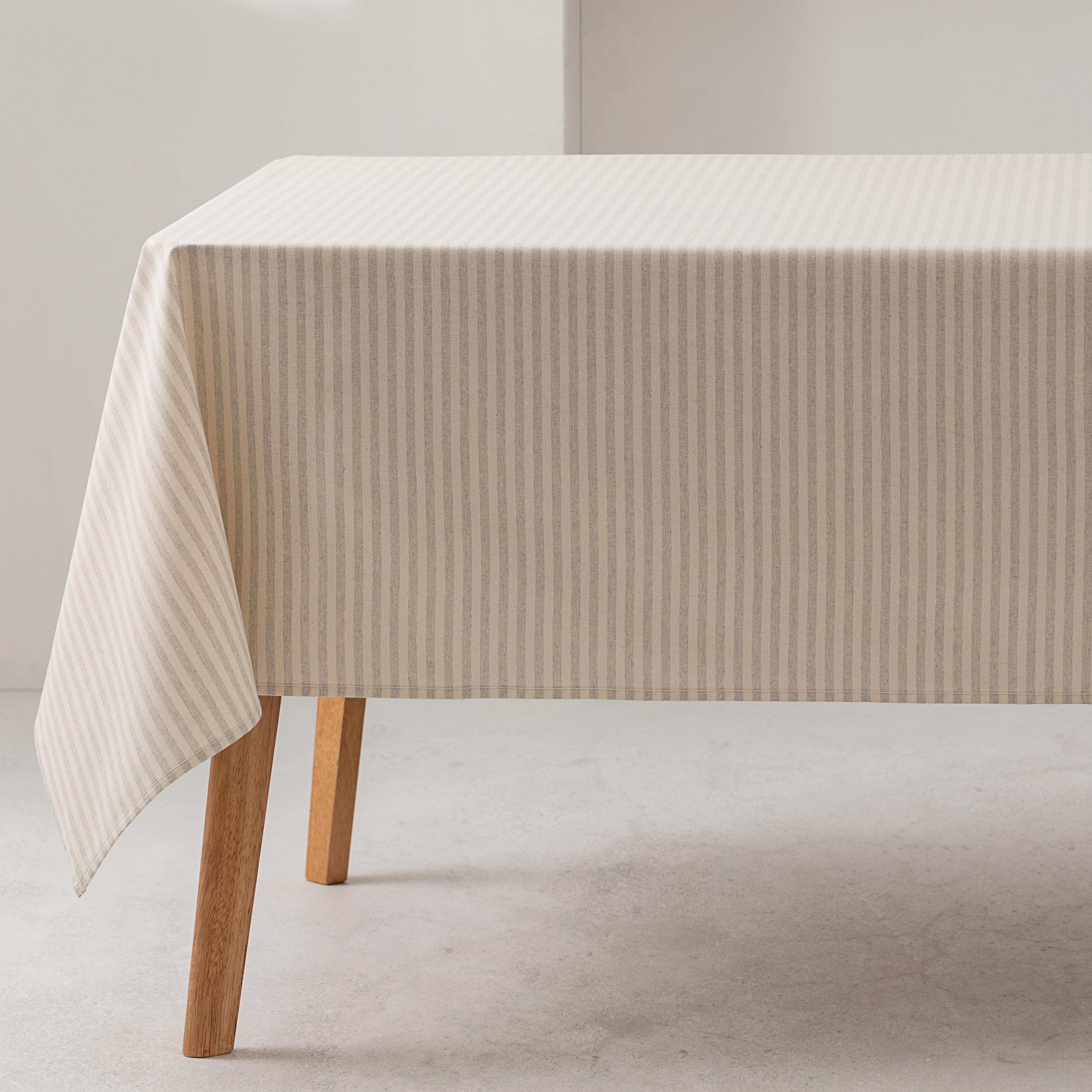 Mantel antimanchas cuadrado rayas finas gris claro impermeable tacto tela 100% algodón interior y exterior 140x140 cm