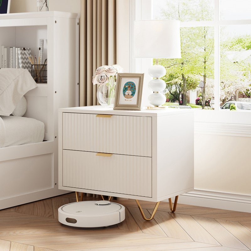 Lot de 2 tables de chevets - 2 tiroirs coulissants - Façade ondulée - Piètement épingle métal doré - Panneau de particules blanc - 3