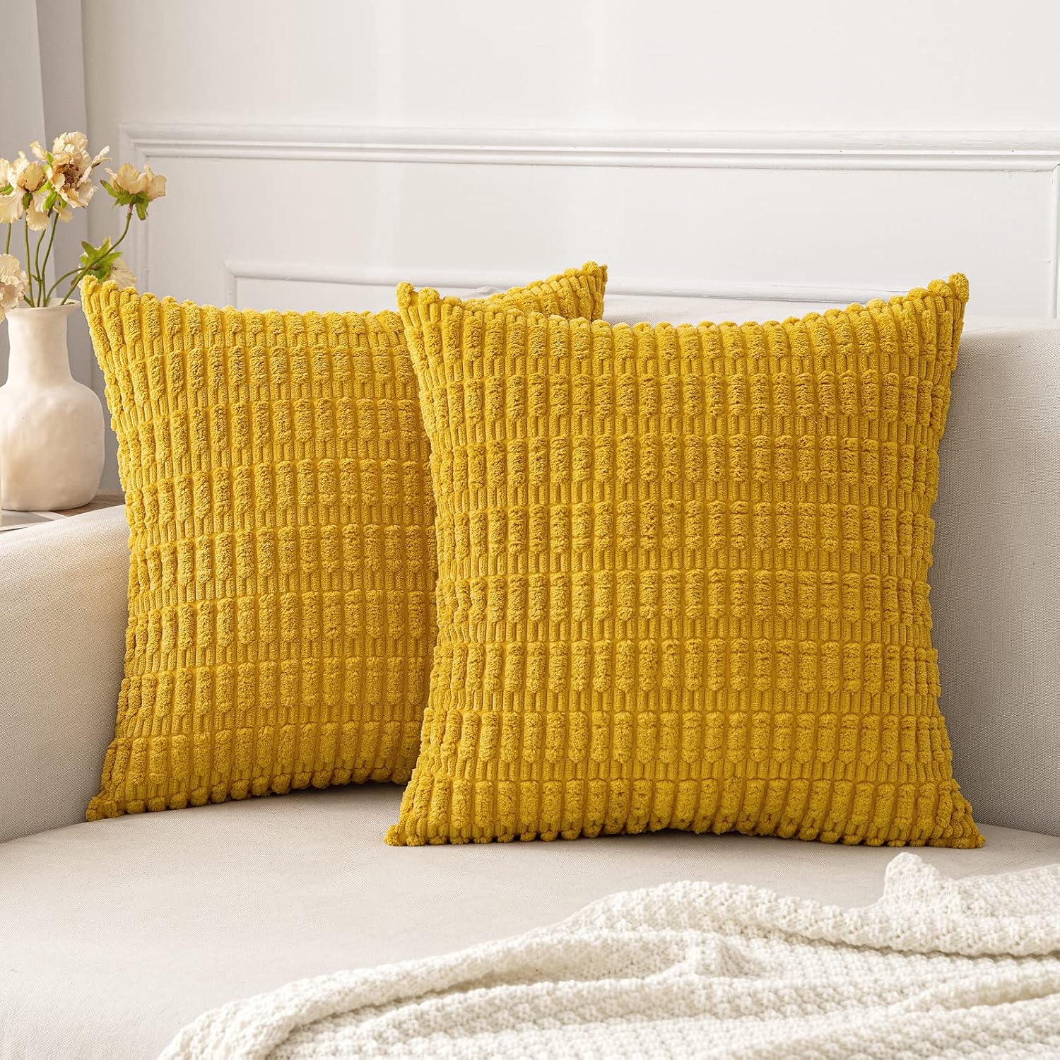 Zestaw 2 żółtych sztruksowych kwadratowych poszewek na poduszki 45 x 45 cm Poszewka dekoracyjna Boho do salonu Sofa Sypialnia