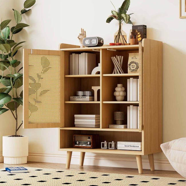Naturalna szafka rattanowa z 2 drzwiami i 5 półkami, drewnianymi uchwytami i nogami z litego drewna. Wymiary: dł. 80 cm / wys. 105 cm / gł. 35 cm.