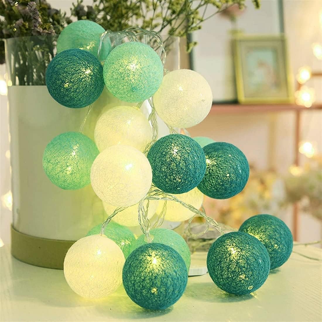 Lampki choinkowe Cotton Balls – 3 m, 20 diod LED – zielona obudowa – zasilane bateryjnie – ciepłe białe światło (świecące światłem ciągłym)