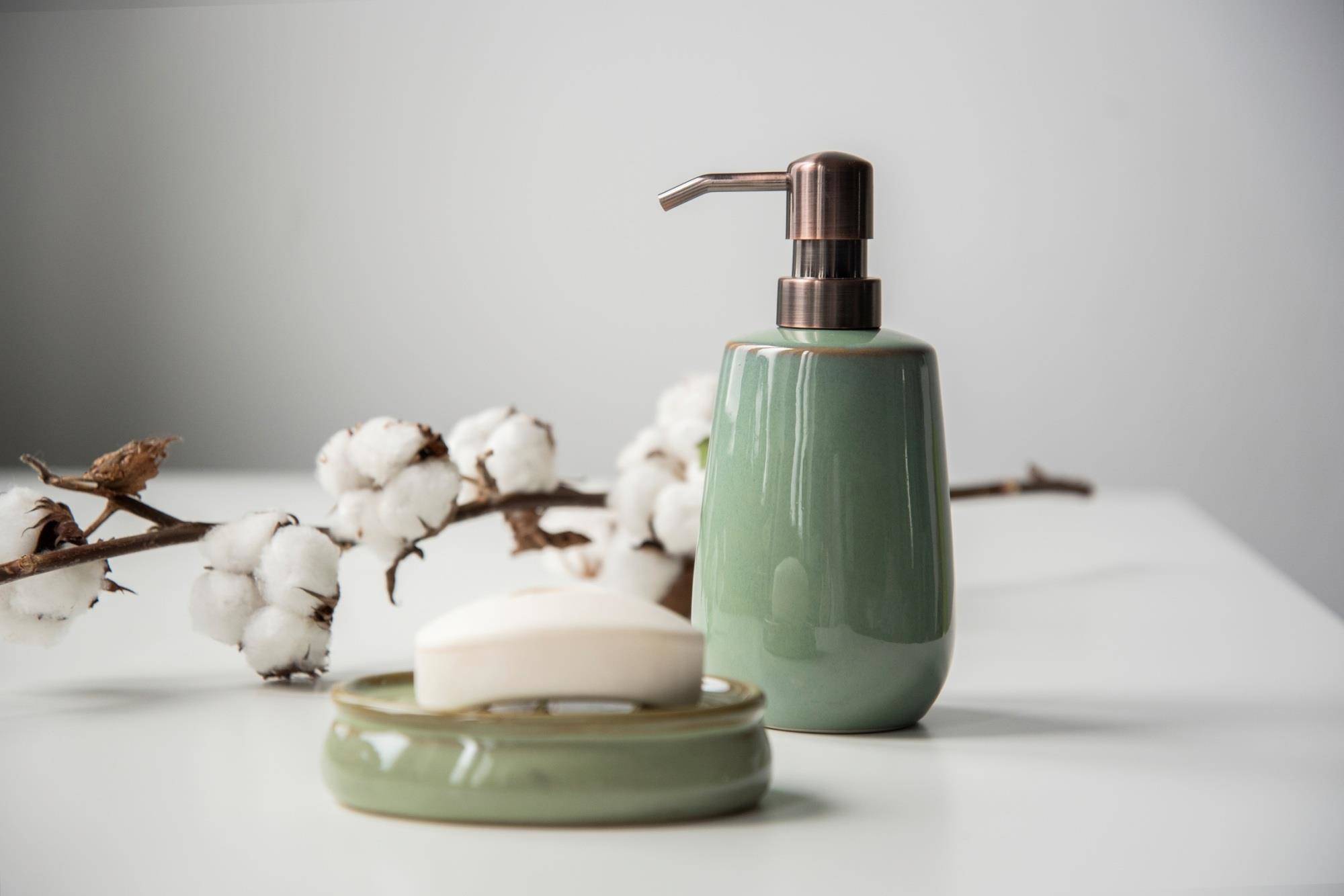 Distributeur de savon liquide SIRMIONE, céramique, vert avec bord cuivre, 430 ml, Wenko, WENKO - 3