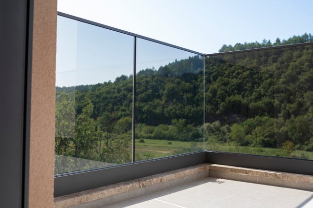 Ringhiera per balcone con vetro  Balcone in vetro - Leeb Balconi Italia