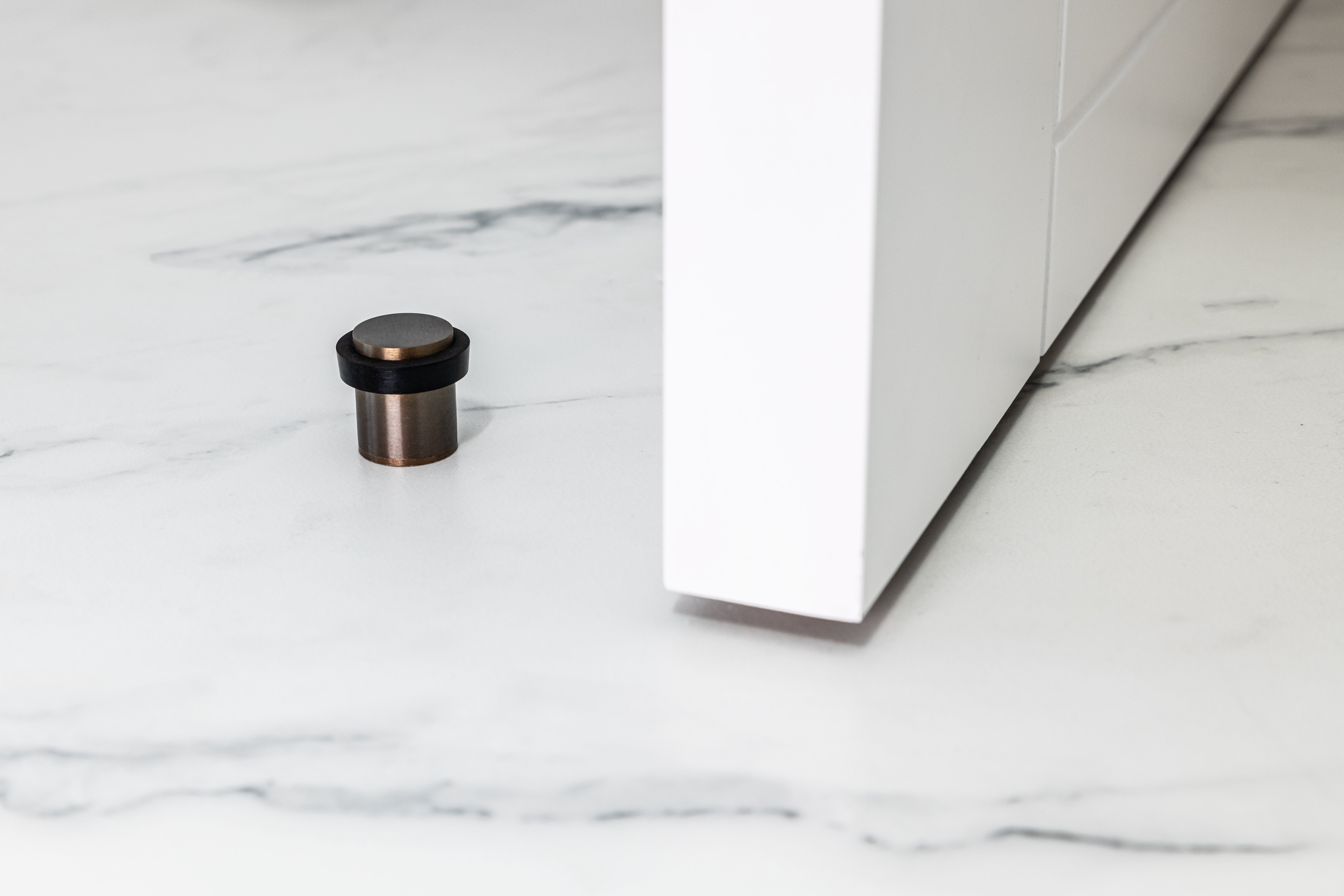 Lot de 4 butées de sol 20 x 25 mm, laiton rustique avec caoutchouc de protection noir, à visser, EVI Herrajes - 2