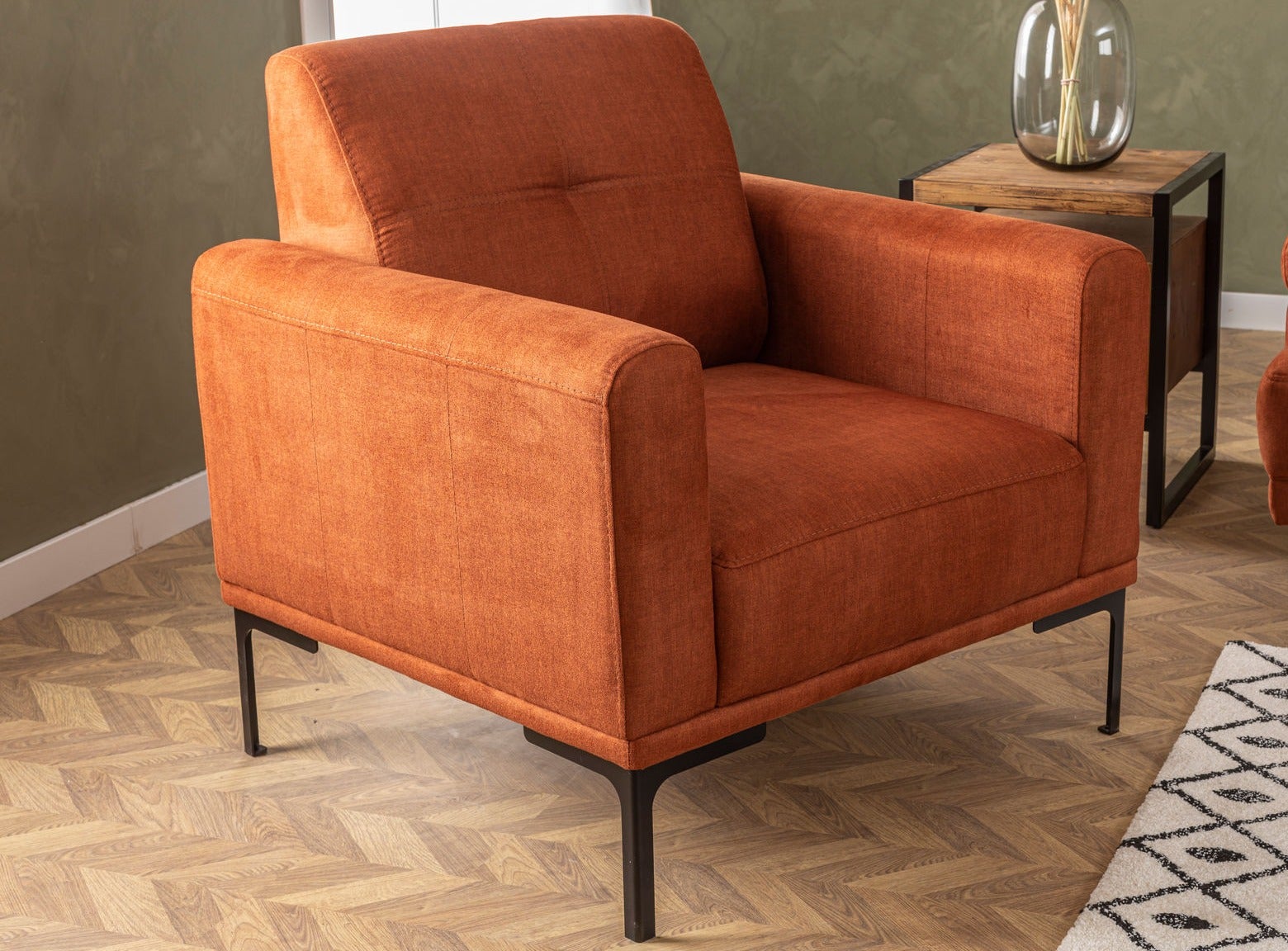 Sillón moderno tela suave naranja patas metal negro kustone 88 cm