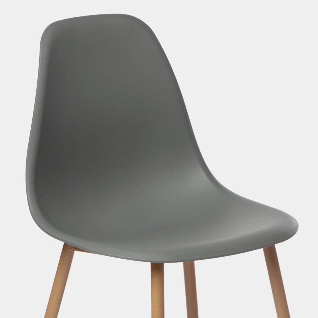Cadeira em polipropileno cinzento com perna natural Nina - 8