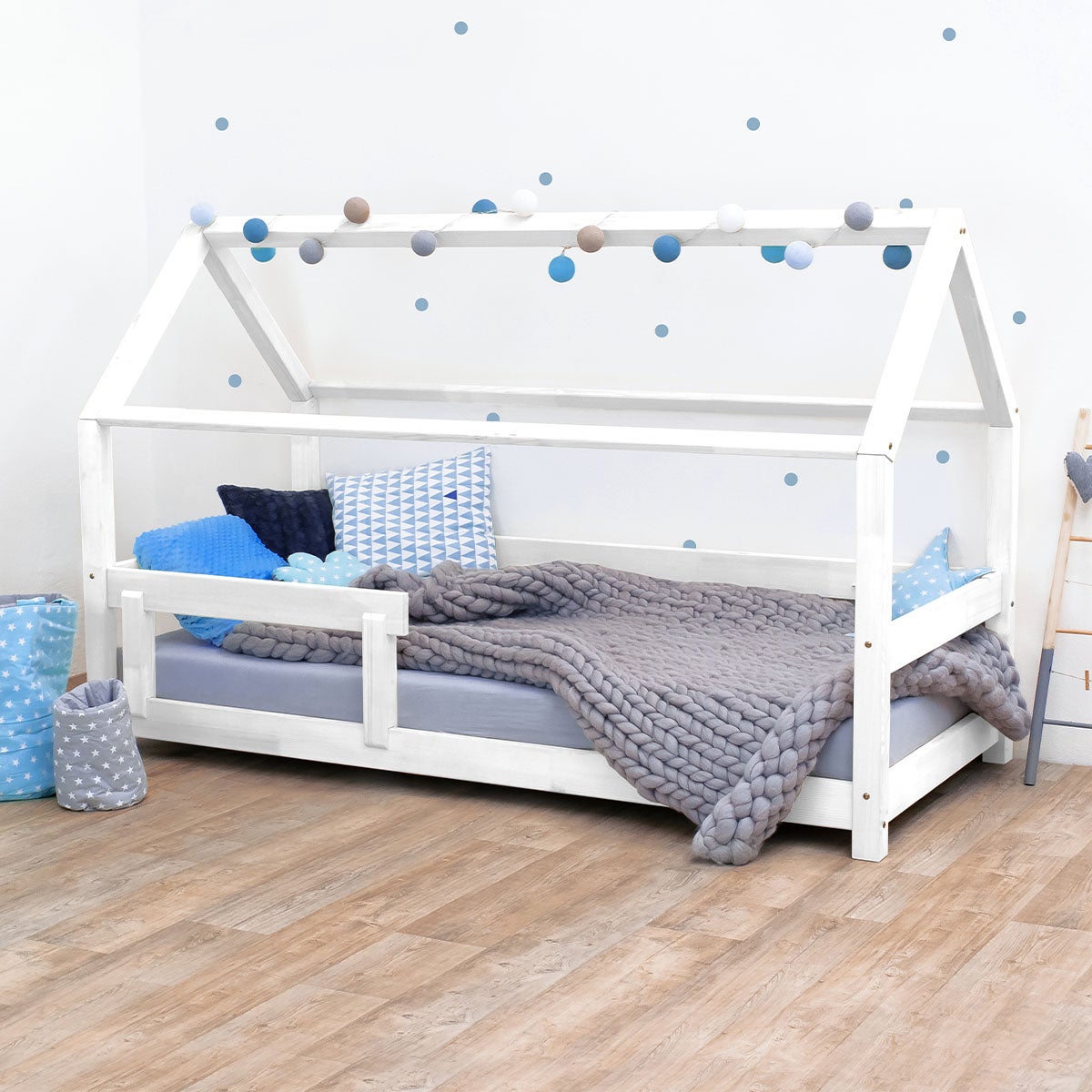 Lit Cabane Enfant 90x190 Cm Avec Barrières De Sécurité | Bois De Pin, Couleur Blanc | Étagères Intégrées | Sommier à Lattes Inclus