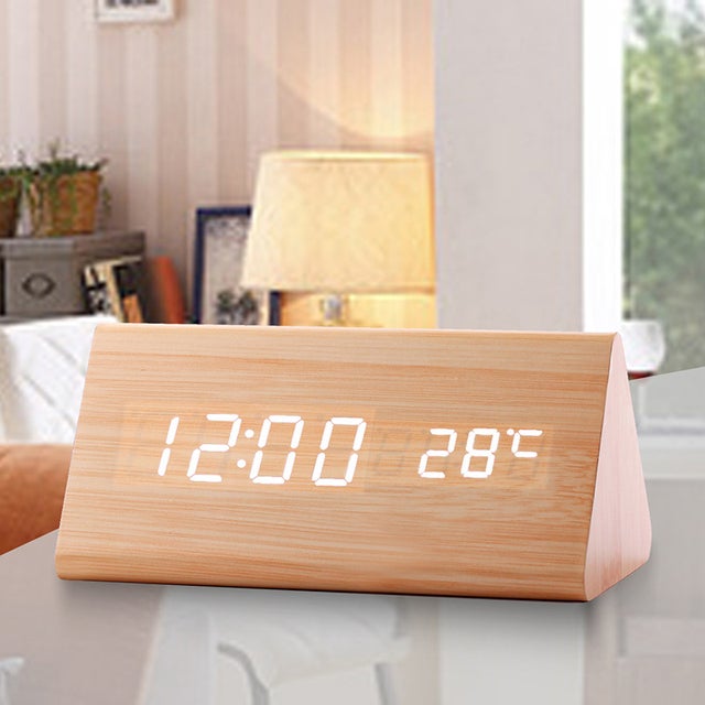 (Couleur bois naturel) Réveil numérique, horloge triangulaire en bois, avec affichage LED, 3 réglages d'alarme, affiche l'heure et la date
