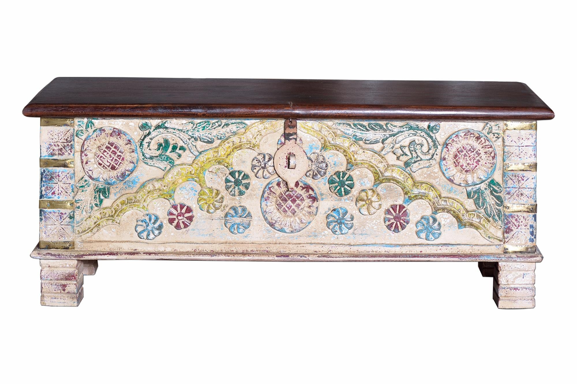 Skrzynia z wielokolorowego drewna manguier