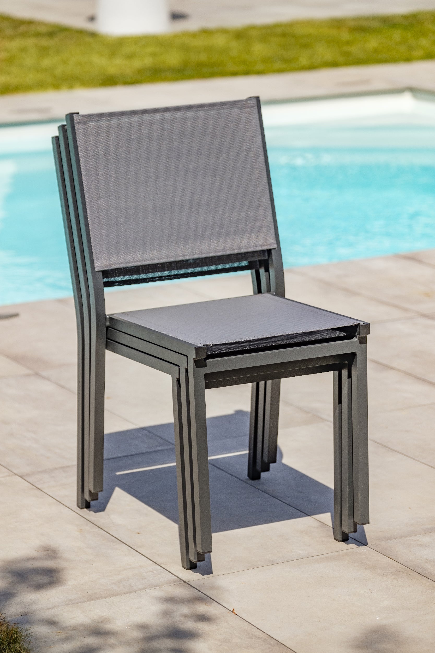 Chaise de jardin empilable en alu anthracite toile plastifiée grise TOLEDE - DCB GARDEN - 3