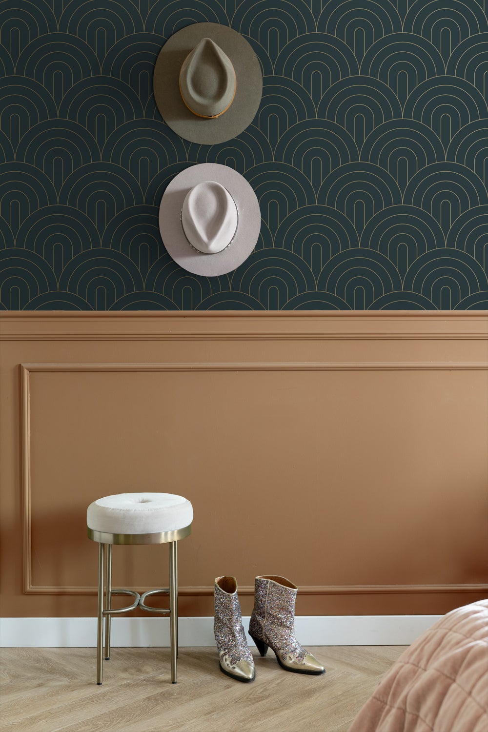Tapeta motyw art déco ciemnoniebieskim - 53 cm x 10.05 m - ESTAHOME