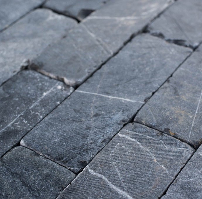 Pavés Pierre bleue Vietnam - patiné - PIERRE ET PARQUET - 10 x 10 x ép. 2,5 cm - 4