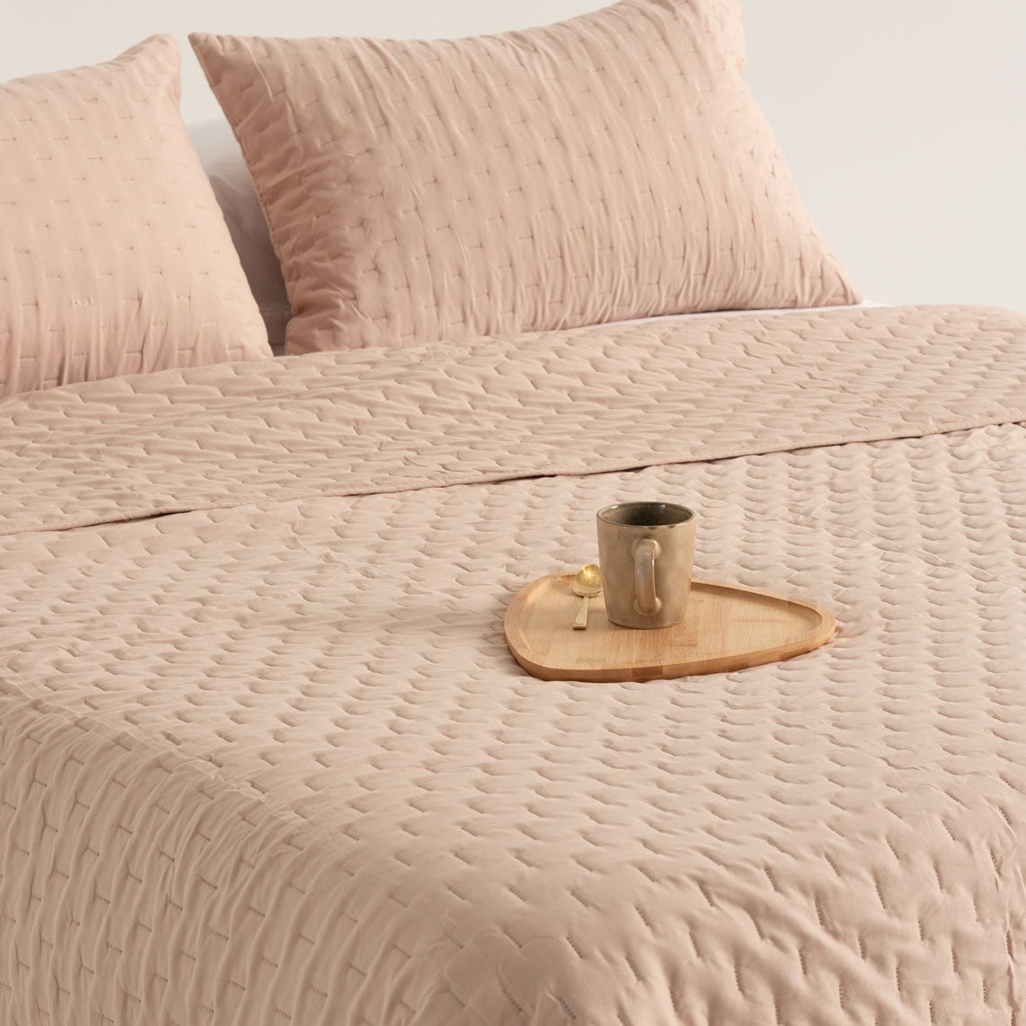 Couvre-lit matelassé uni avec taie d'oreiller 270x270 + 2(50x70) cm taupe - 5