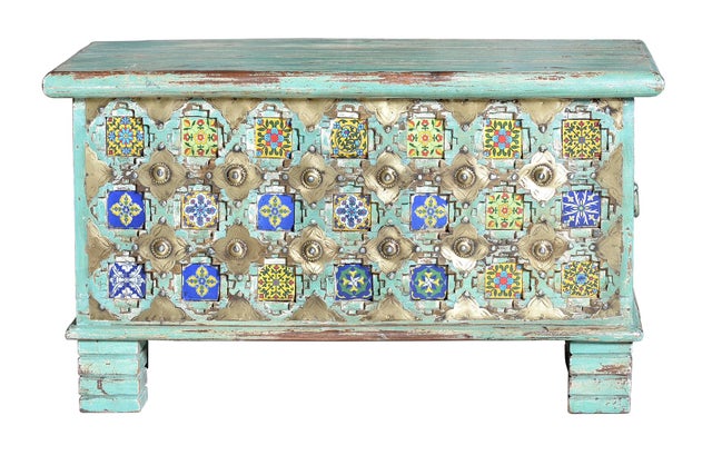 Drewniana skrzynia Manguier z zielonymi i wielokolorowymi detalami