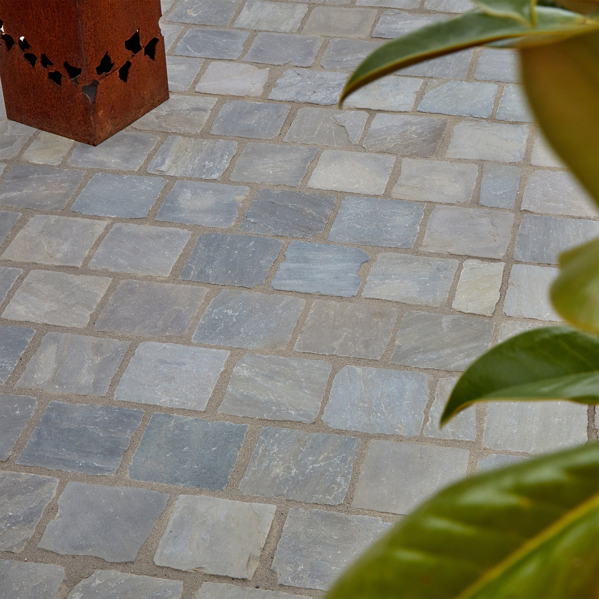 Pavé pierre naturelle Grès Kandla Gris 14x14x2,5 cm Clivé (vendu au m² - 42 pavés/m²) - RO'MA Nature - 2