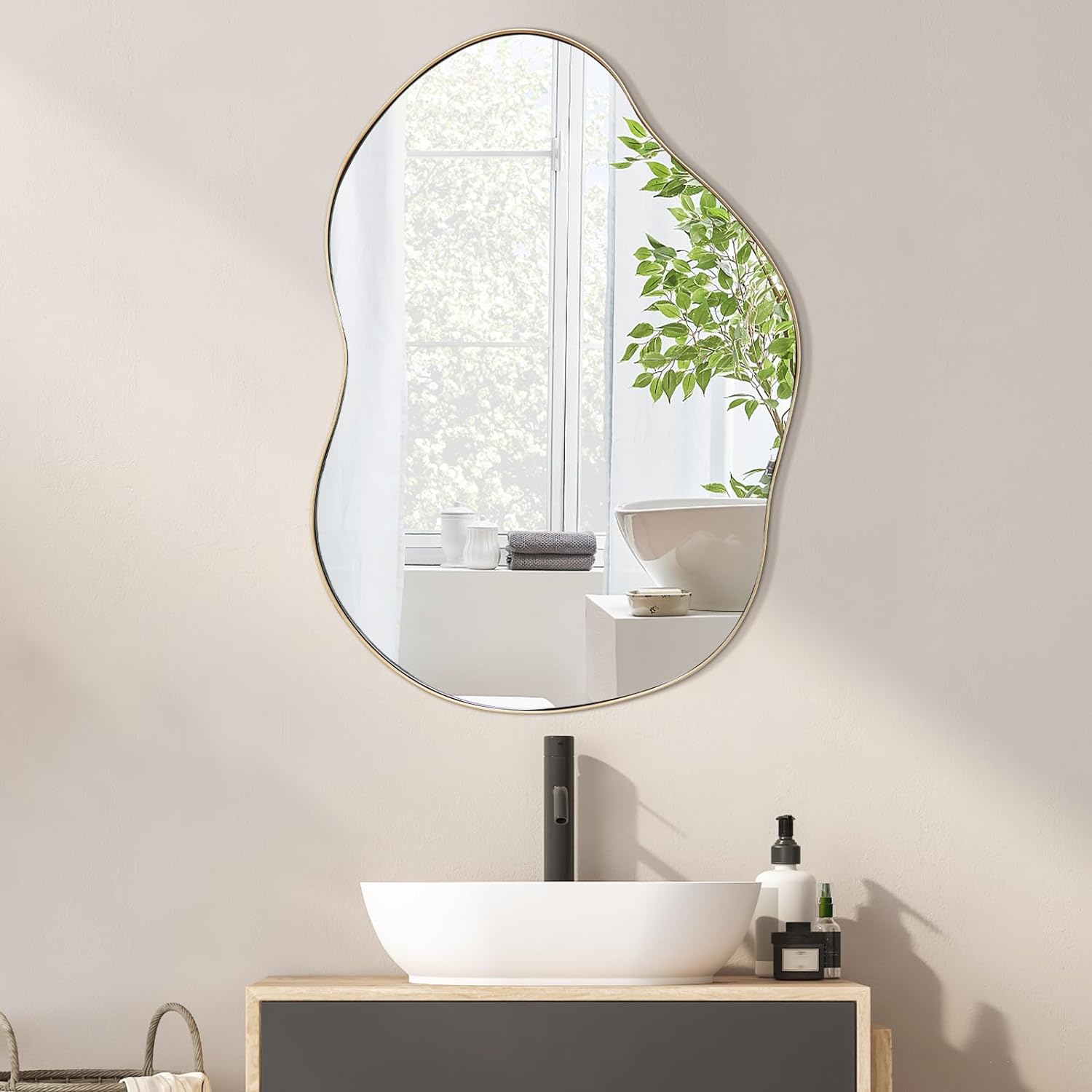Miroir Mural Décoratif 78 x 56cm, Miroir en Forme Irrégulière avec Réflexion HD Claire, Cadre Métallique, Or - 4