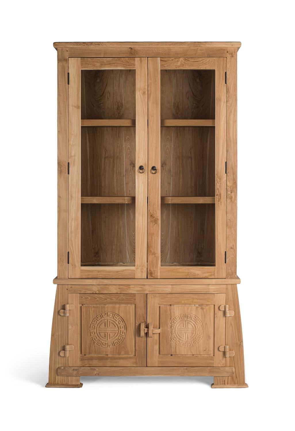 Vitrina de madera de teca con puertas de cristal y tallas artesanales