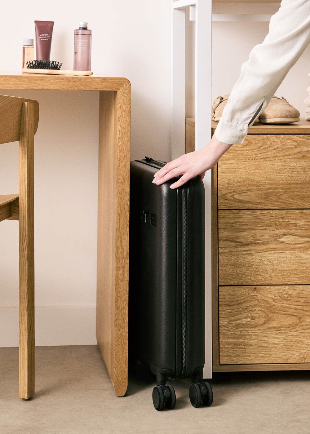 CREATE - LUGGAGE STUDIO FOLDABLE - Składana sztywna walizka kabinowa z poliwęglanu z zamkiem TSA i wielokierunkowymi kółkami - Noir