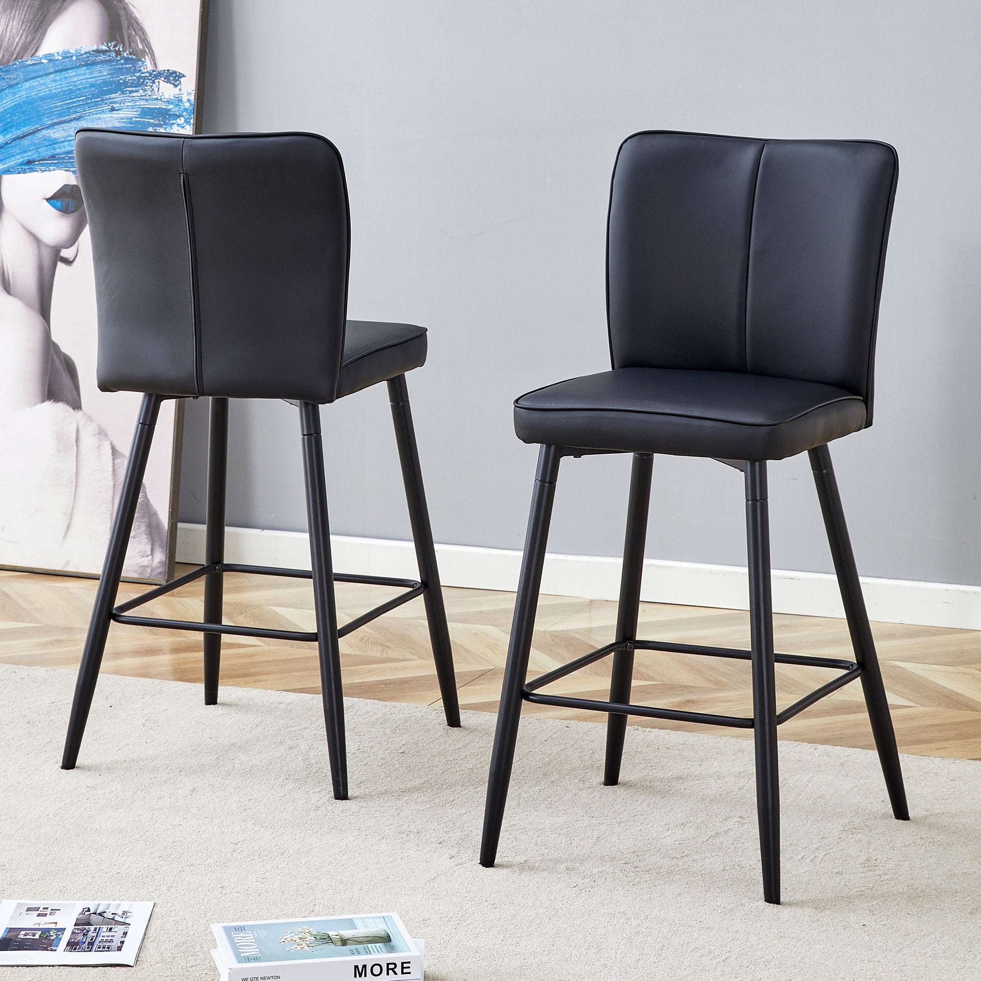 Juego de 2 taburetes de bar negros con respaldo ergonómico, asiento de pu y patas metálicas ajustables antideslizantes.