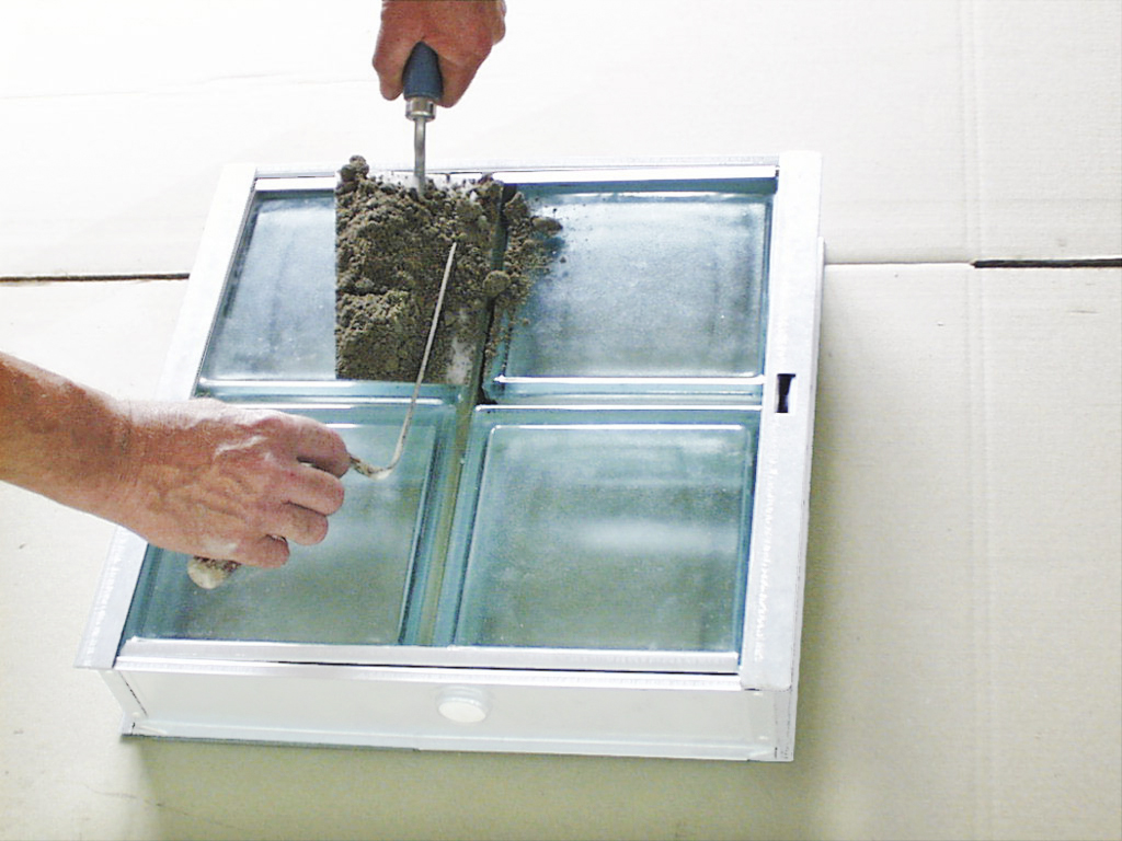 Finestra/telaio per ventilazione, ribaltabile e basculante per 1 mattone di vetro misura cm 19x19x8. Dimensioni: cm 21,5x22,5x8 - 9