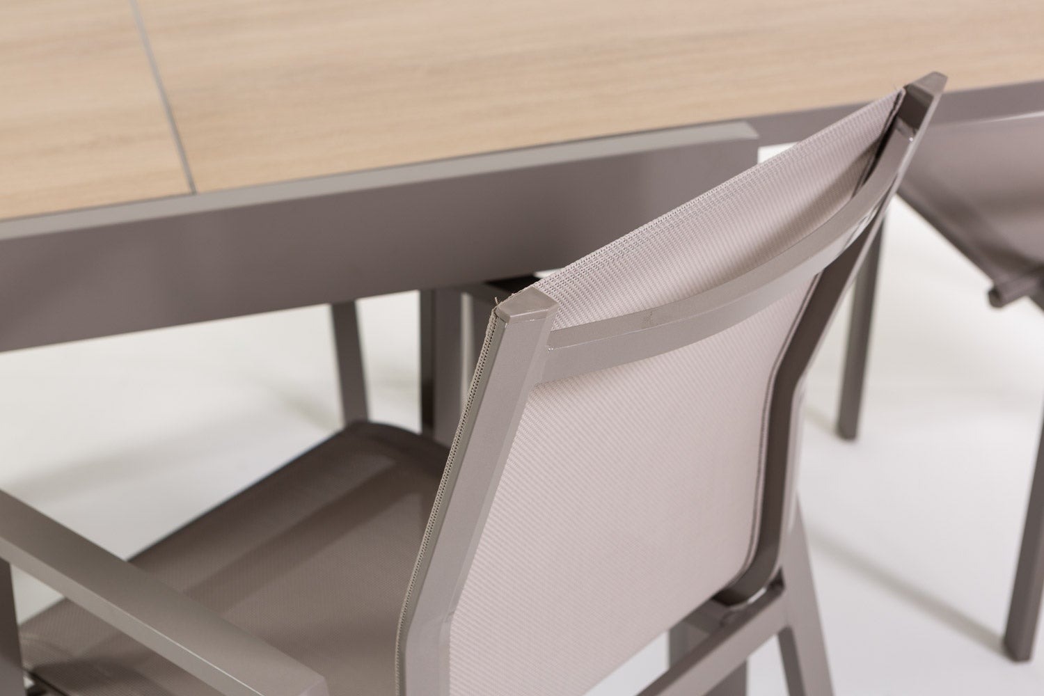 Set pranzo da giardino con tavolo in alluminio allungabile e top in SPC e 6 sedie in textilene - 9