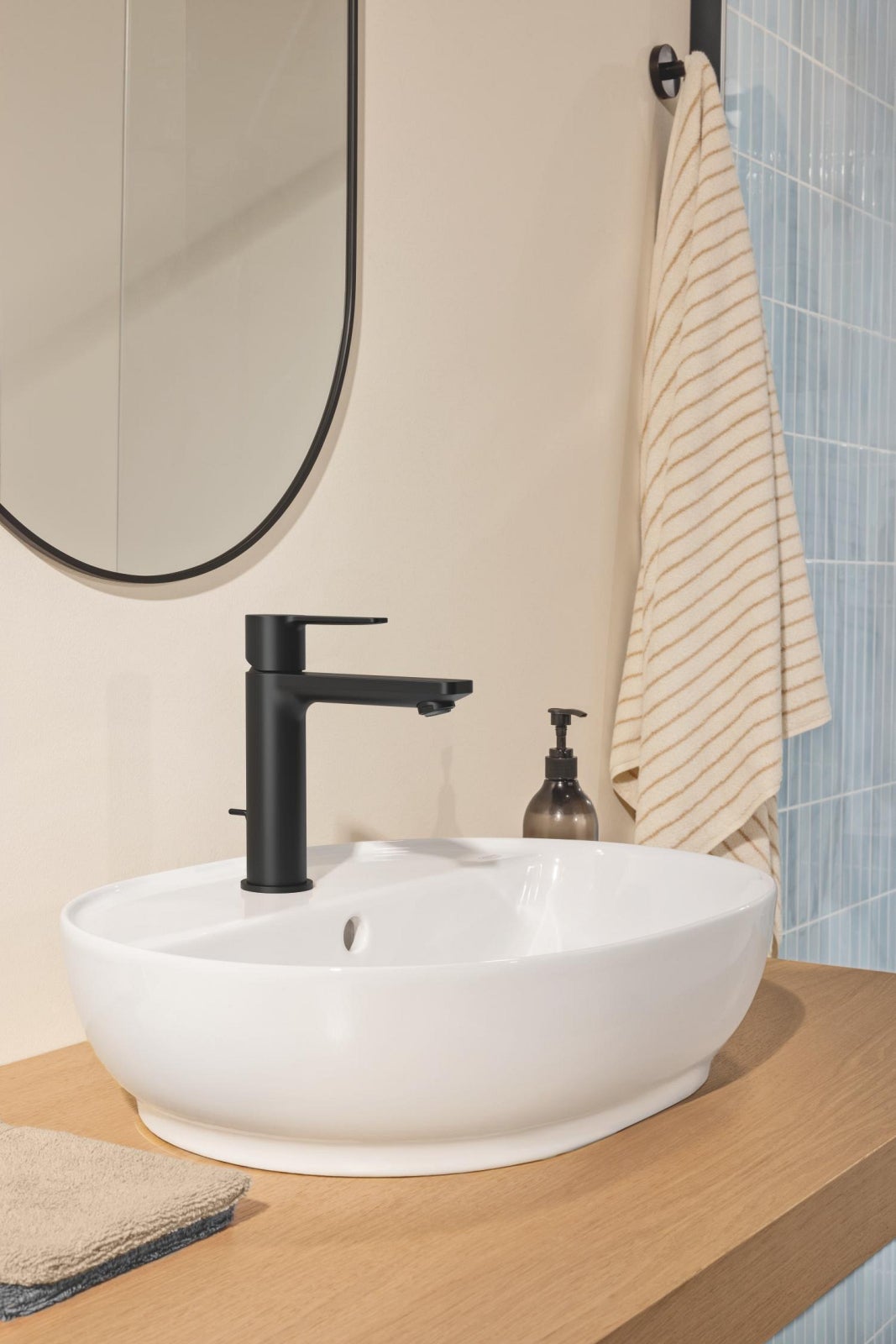 Baterie lavoar Grohe 321142431, Lineare, tip comanda monocomanda, marime m, tip instalare pe blat, pe lavoar, negru