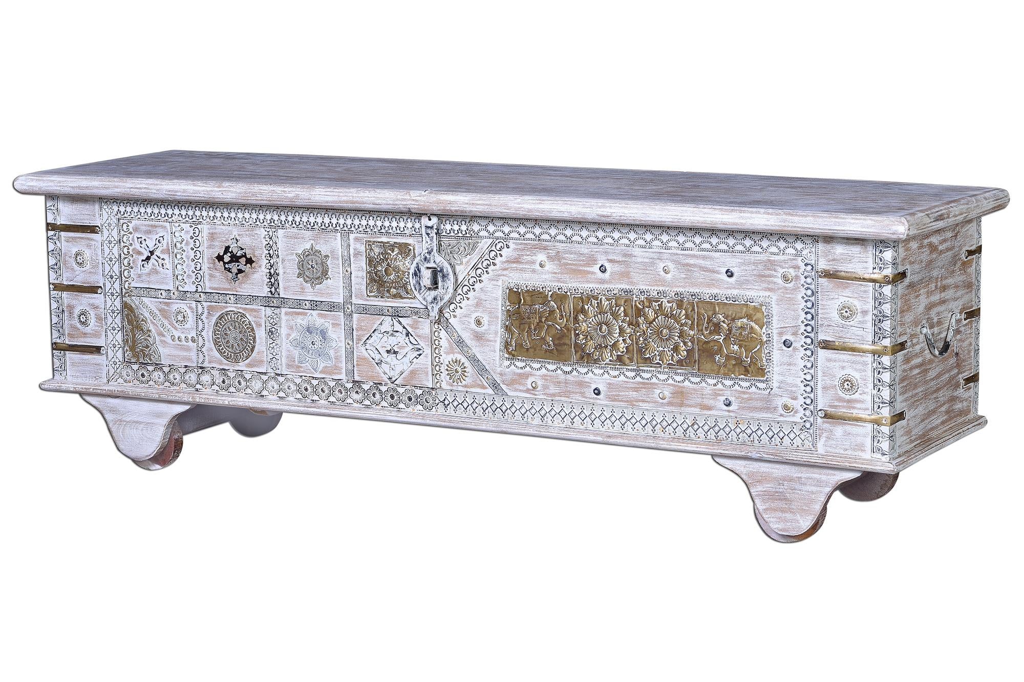 Zabytkowa skrzynia z białego drewna manguier