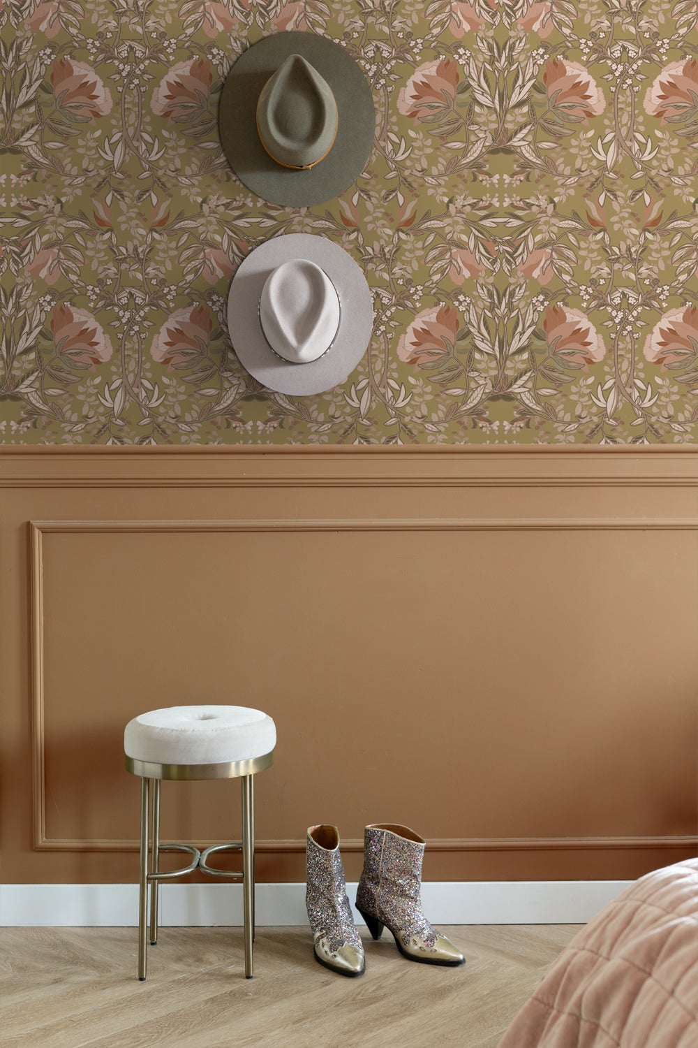 Papier peint fleurs vintage de style art nouveau or et rose terracotta - 53 cm x 10.05 m - ESTAhome - 2