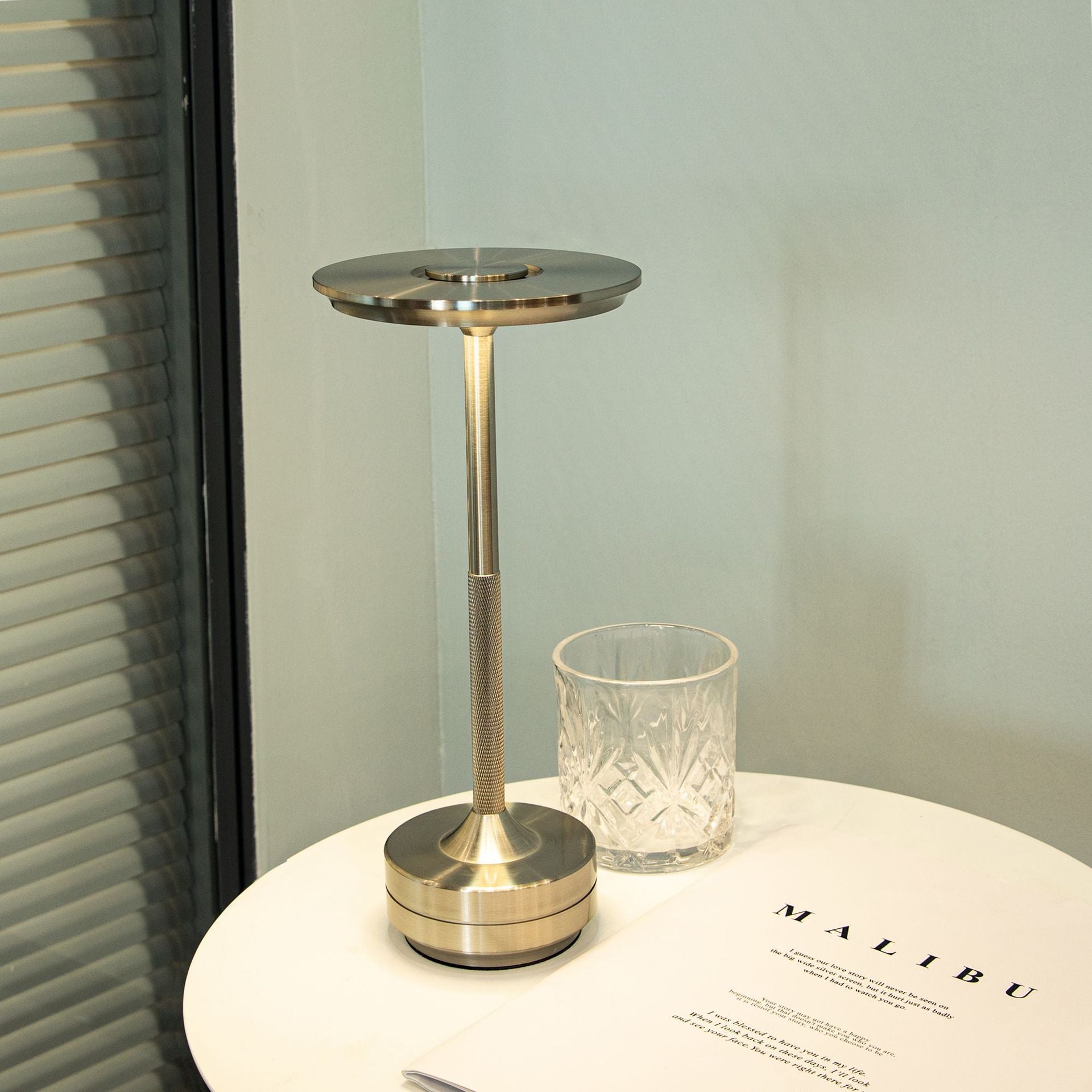 Lampe de table sans fil, lampe de chevet rechargeable, lampe d'extérieur portable à LED alimentée par batterie, 3 couleurs à intensité variable (or) - 9