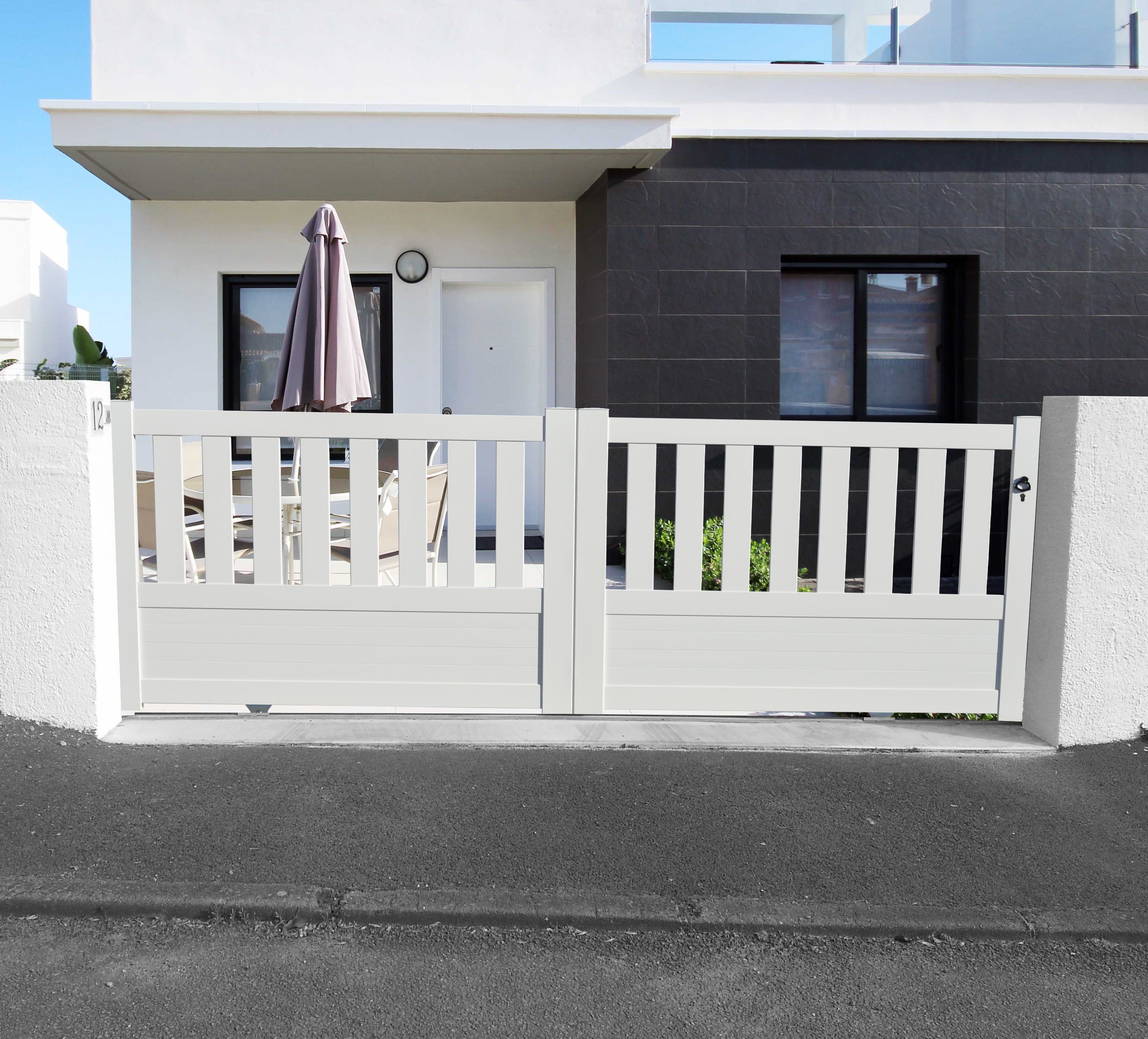 Portail aluminium coulissant semi-ajouré en kit dimensions L.4000 (entre piliers) X H.1300 mm Couleurs Gris (RAL 7016) - 3
