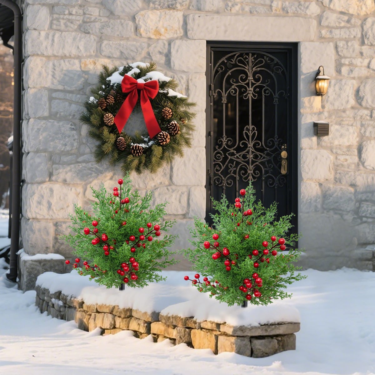 2 topiari di Natale artificiali – pianta esterna realistica con cipresso e bacche rosse, perfetta per veranda, prato, giardino e decorazioni festive - 9