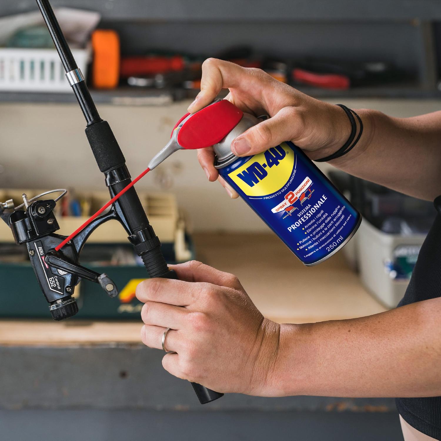 WD-40 - Prodotto Multifunzione - Lubrificante Spray Doppia Posizione - Elimina i cigolii, sblocca, idrorepellente, previene la ruggine - Per tutti i m - 2
