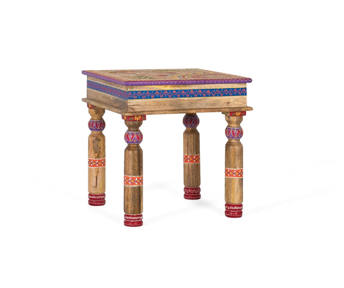 Podstawa stołu wykonana z manguieru ze szczegółowymi detalami w części głównej