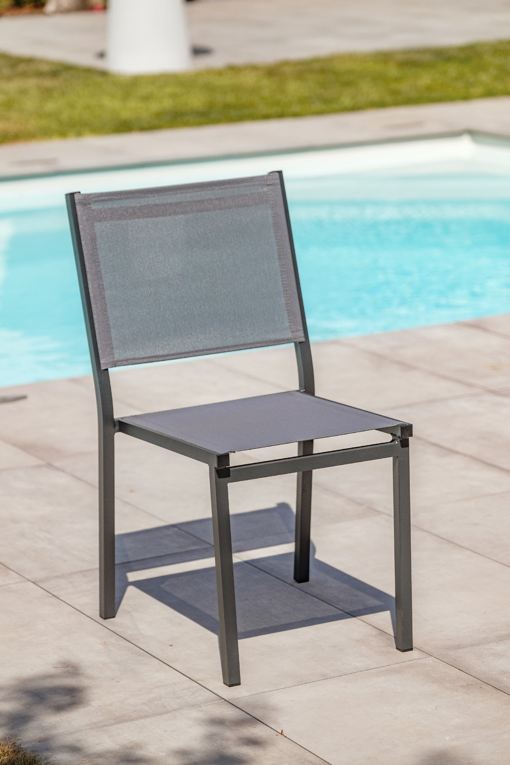 Chaise de jardin empilable en alu anthracite toile plastifiée grise TOLEDE - DCB GARDEN - 2