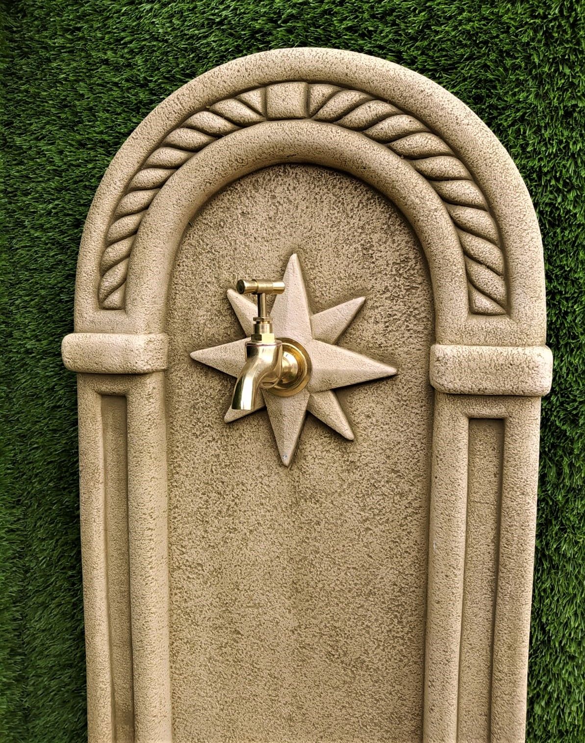 Fontaine murale Ouest 37x32x77cm. pour les Jardins en Betón Pierre. Couleur Vert - 3